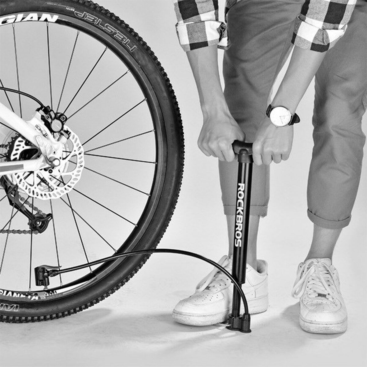 Luftpump Rockbros A320 finns hos Aktivcamping