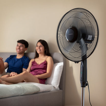 Piedestalfläkt med fjärrkontroll InnovaGoods Airstreem Svart 45 W finns hos Aktivcamping