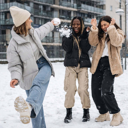 CIMONE Unisex stickad mössa i ullblandning mjölkfärgad Made in Italy finns hos Aktivcamping