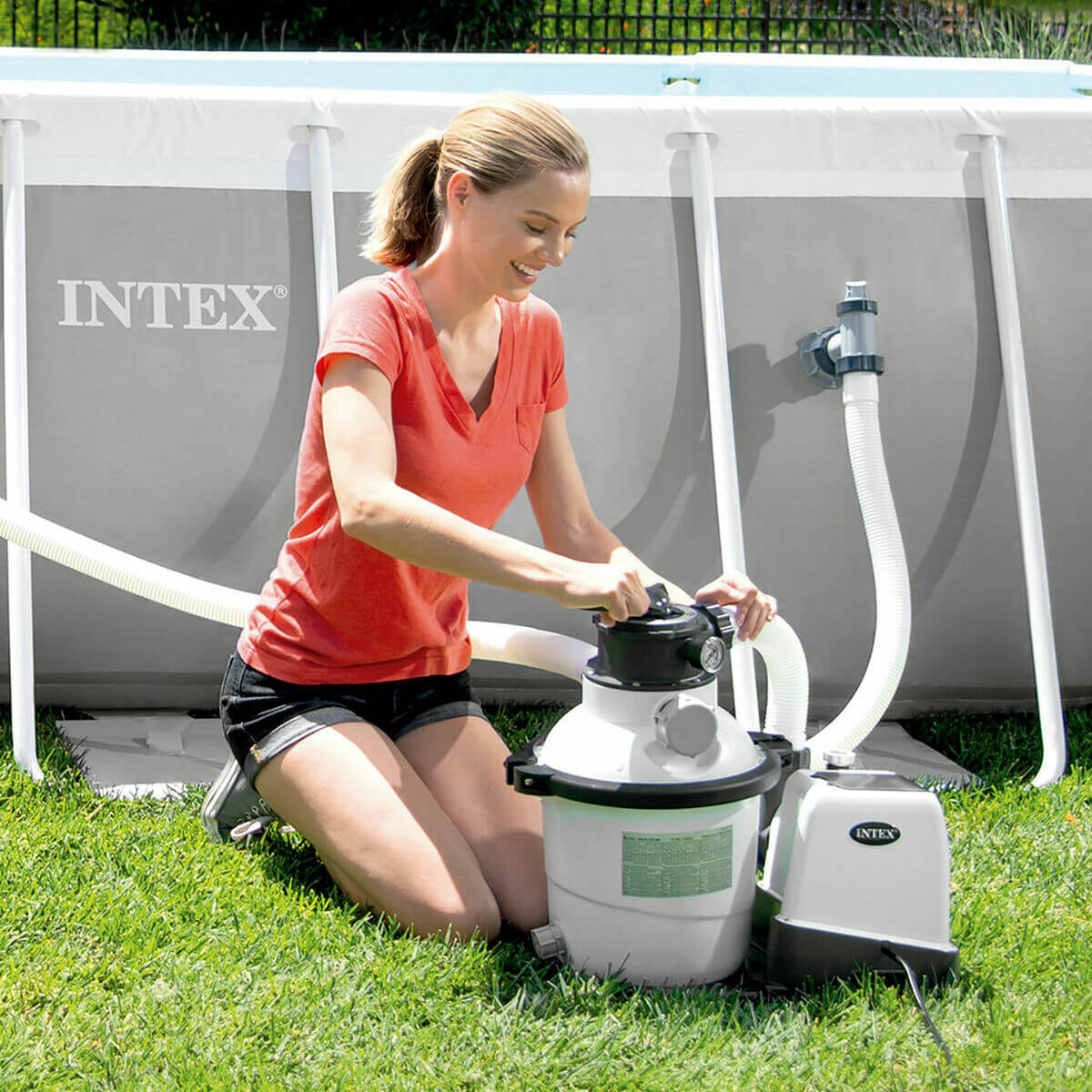 Reningsverk för simbassäng Intex Filter Pump 32000 L finns hos Aktivcamping