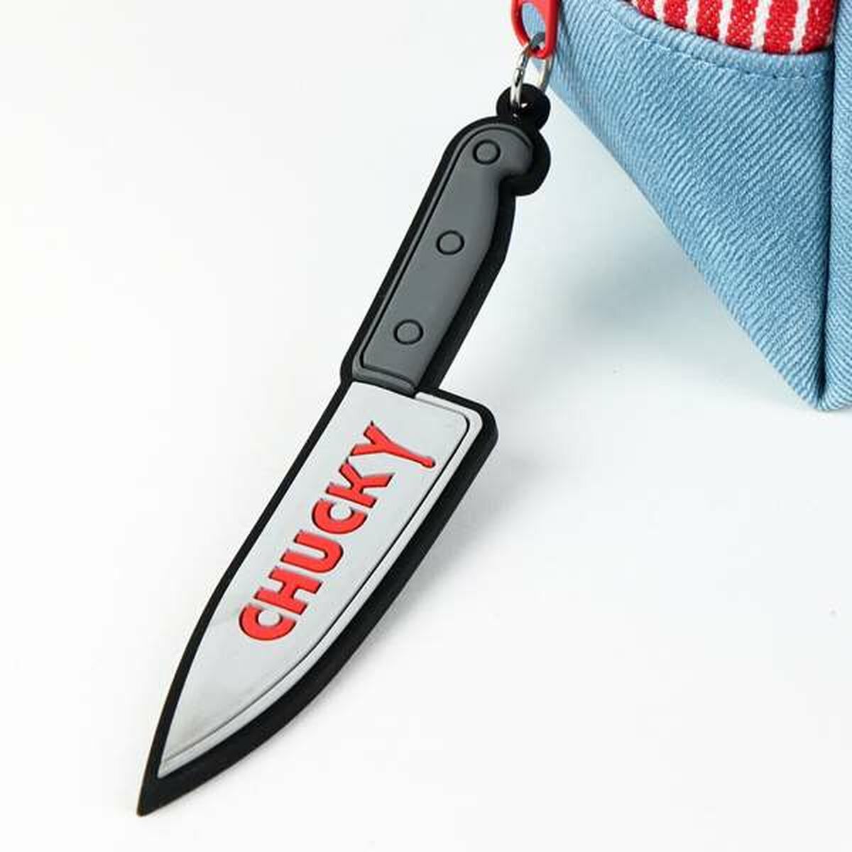 Resenecessär Chucky Röd finns hos Aktivcamping