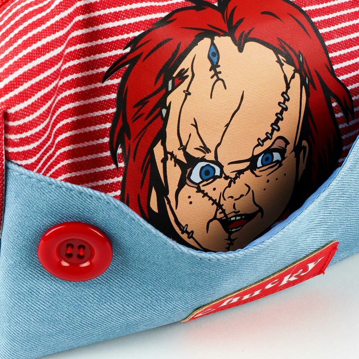 Resenecessär Chucky Röd finns hos Aktivcamping