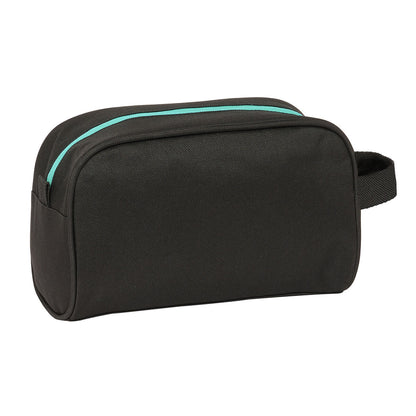 Resenecessär Kings League El barrio Svart 24 x 15 x 10 cm finns hos Aktivcamping