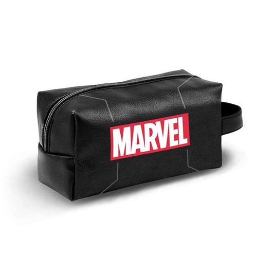 Resenecessär Marvel Svart PVC 13 x 27 x 13 cm - finns hos aktivcamping.se