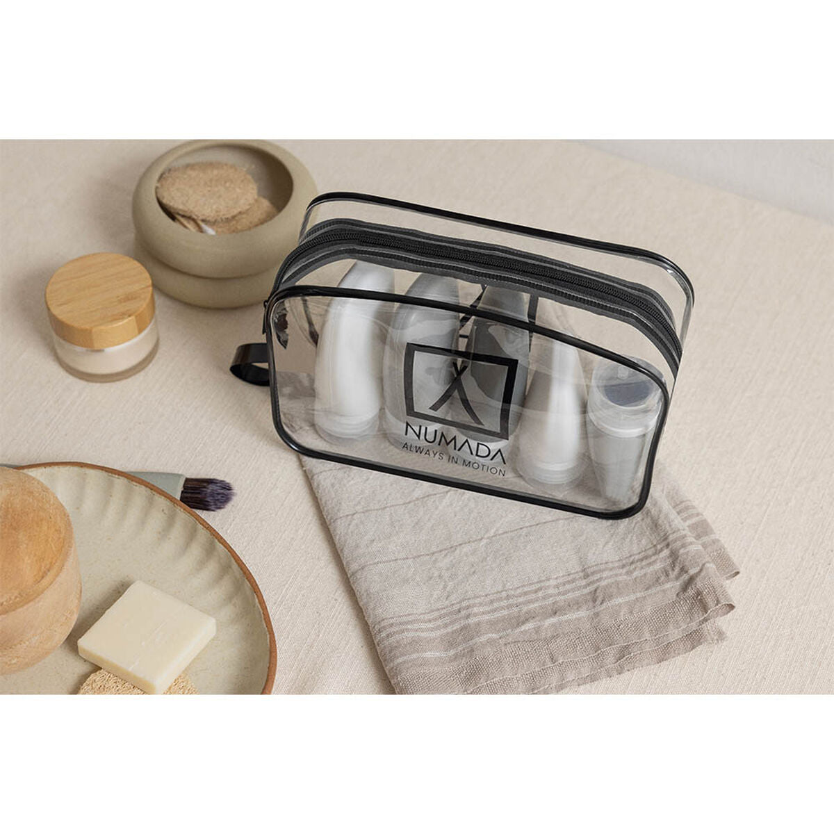 Resenecessär Numada Transparent PVC Silikon 20 x 6,5 x 13,5 cm finns hos Aktivcamping