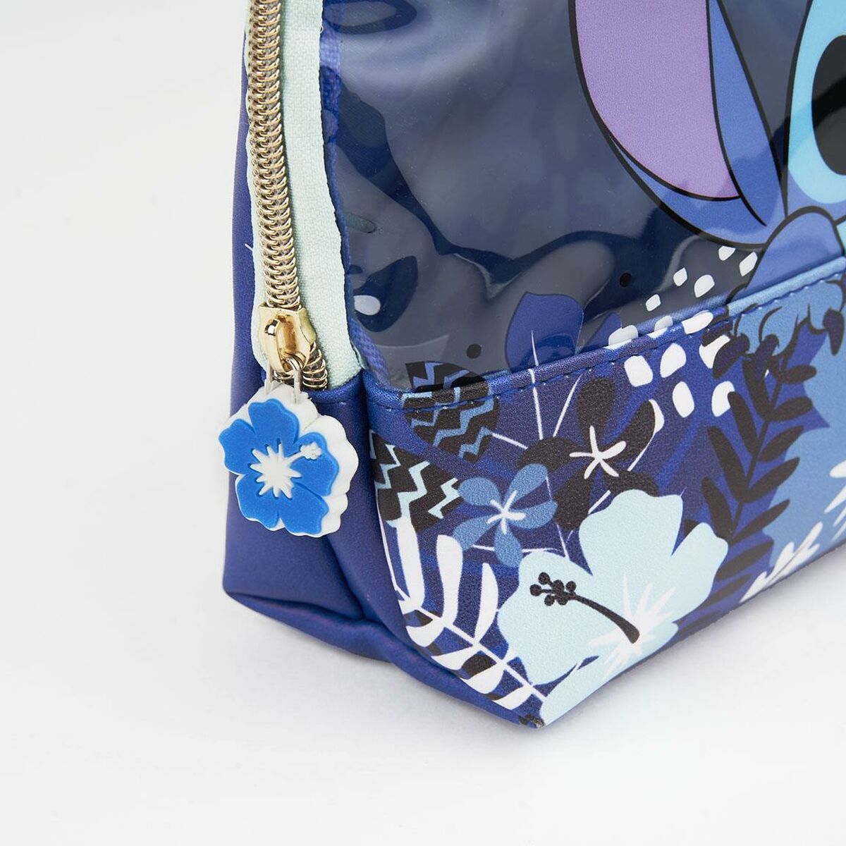 Resenecessär Stitch finns hos Aktivcamping