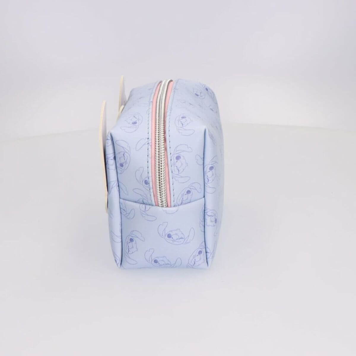 Resenecessär Stitch Blå - finns hos Aktivcamping