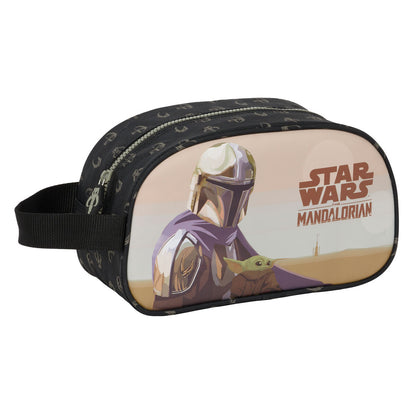 Skolnecessär The Mandalorian This is the way Svart 26 x 15 x 12 cm - finns hos Aktivcamping
