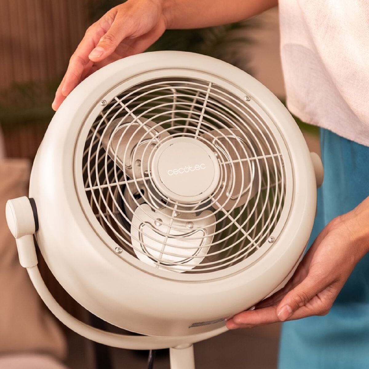 Stående Fläkt Cecotec EnergySilence 250 ClassiStyle Beige 25 W finns hos Aktivcamping