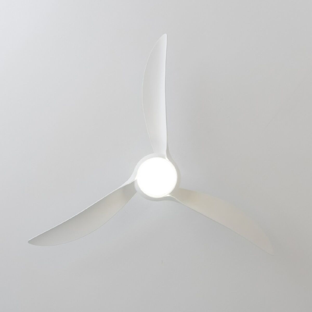 Takfläkt med belysning Cecotec Aero 5295 Vit 18 W 40 W finns hos Aktivcamping