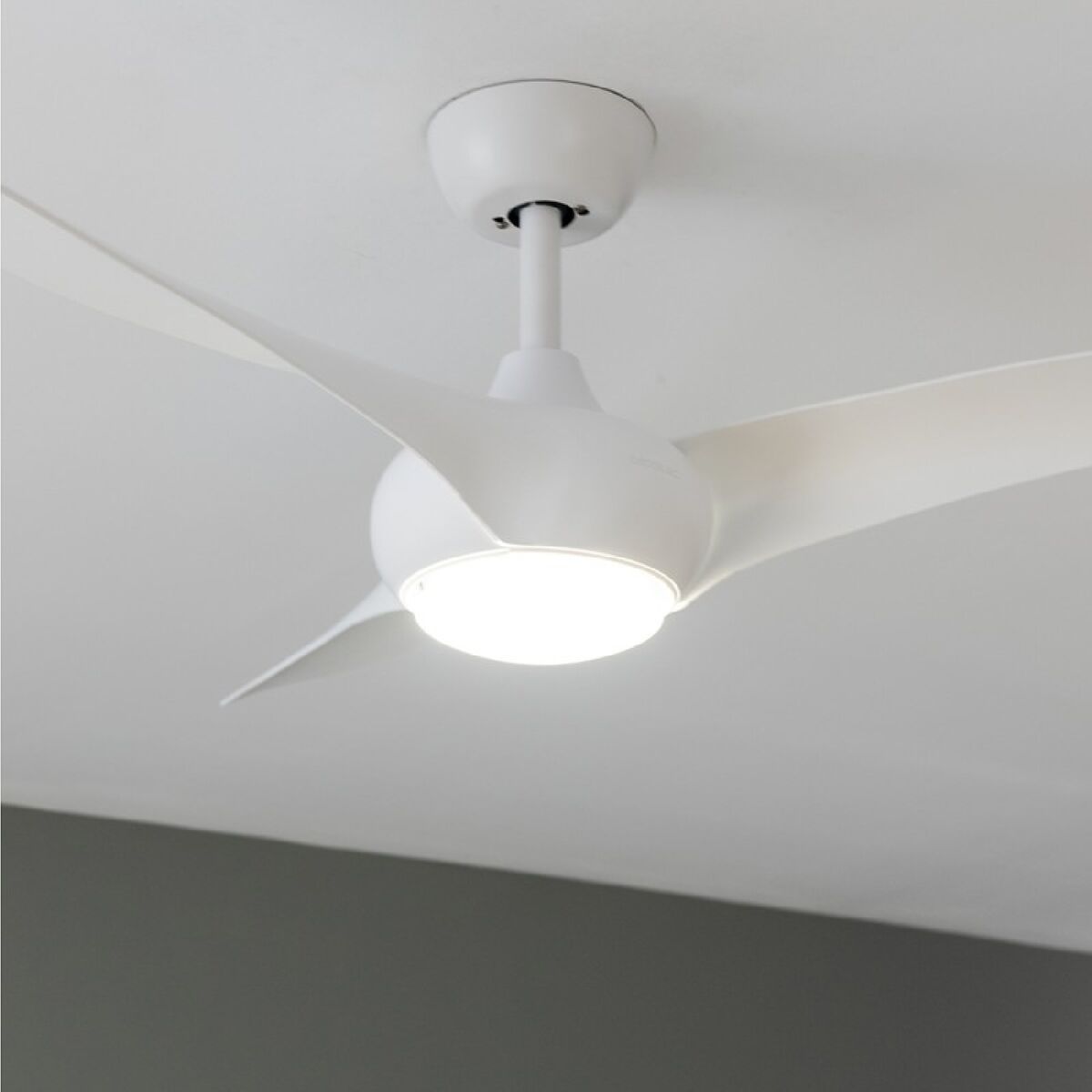 Takfläkt med belysning Cecotec Aero 5295 Vit 18 W 40 W finns hos Aktivcamping