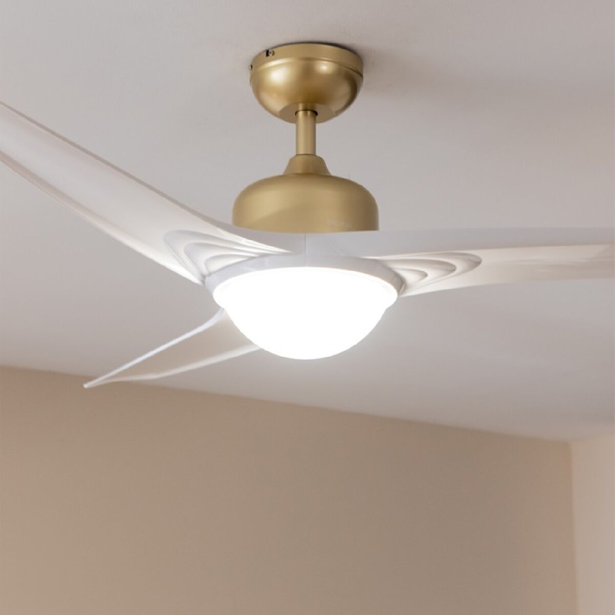 Takfläkt med belysning Cecotec Aero 560 Vit Gyllene 18 W 60 W finns hos Aktivcamping