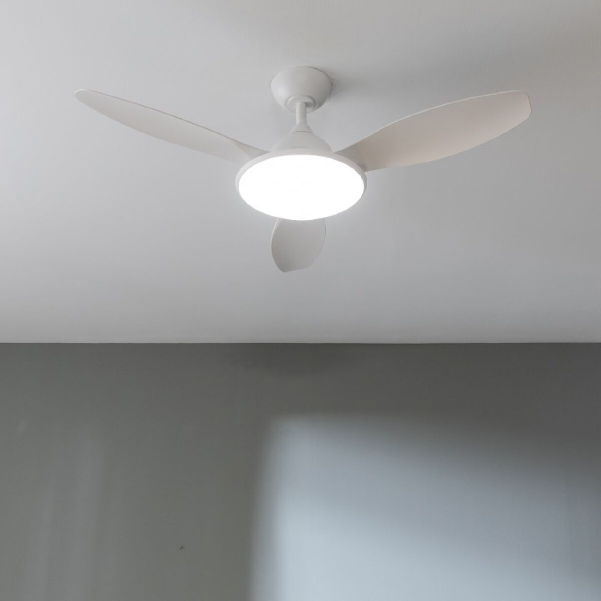 Takfläkt med belysning Cecotec EnergySilence 4800 36 W Vit (3000-6500 K) - finns hos Aktivcamping