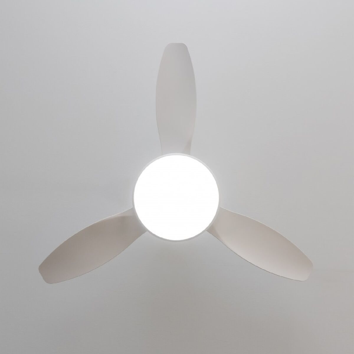 Takfläkt med belysning Cecotec EnergySilence 4800 36 W Vit (3000-6500 K) - finns hos Aktivcamping
