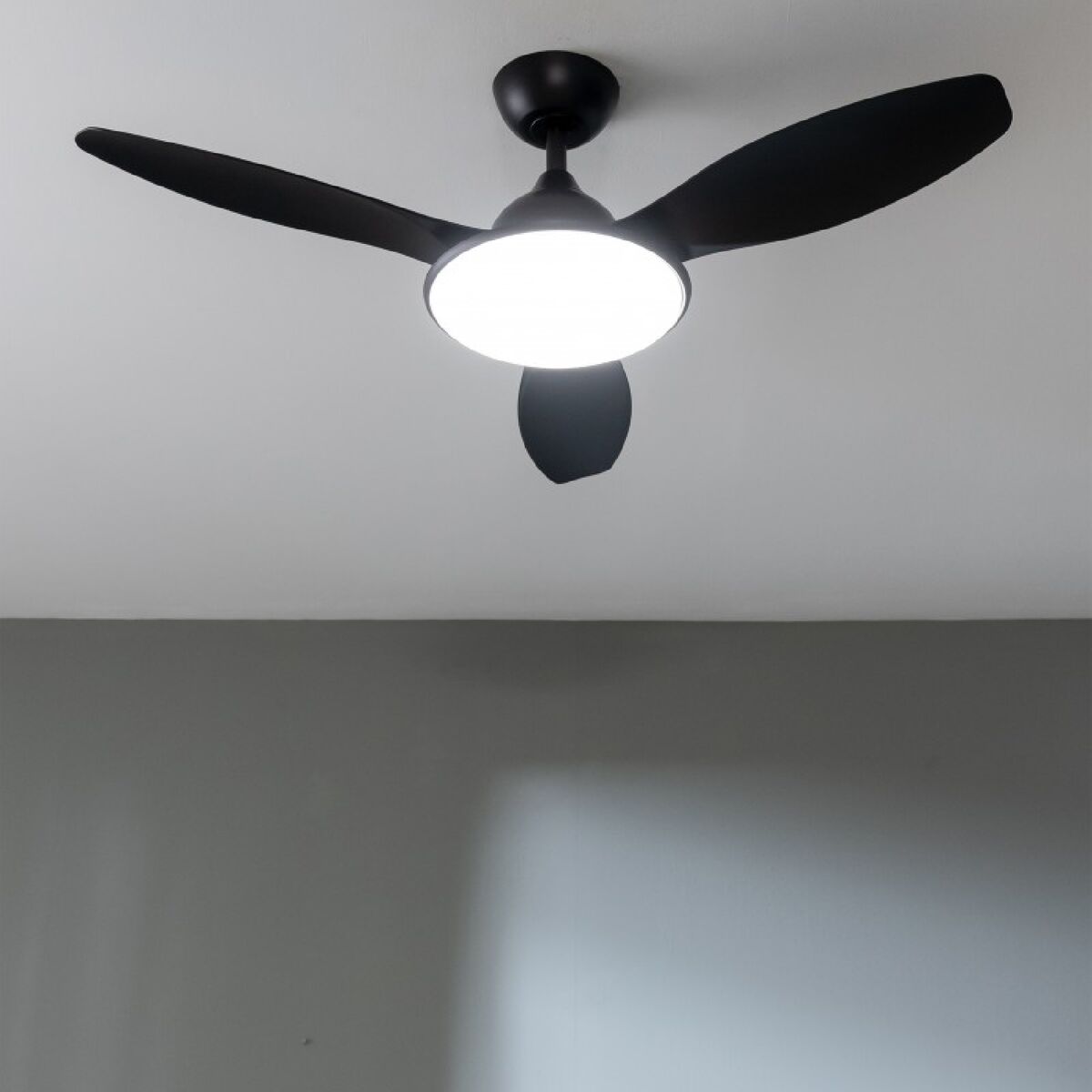 Takfläkt med belysning Cecotec EnergySilence 4800 Light 36 W Svart - finns hos Aktivcamping