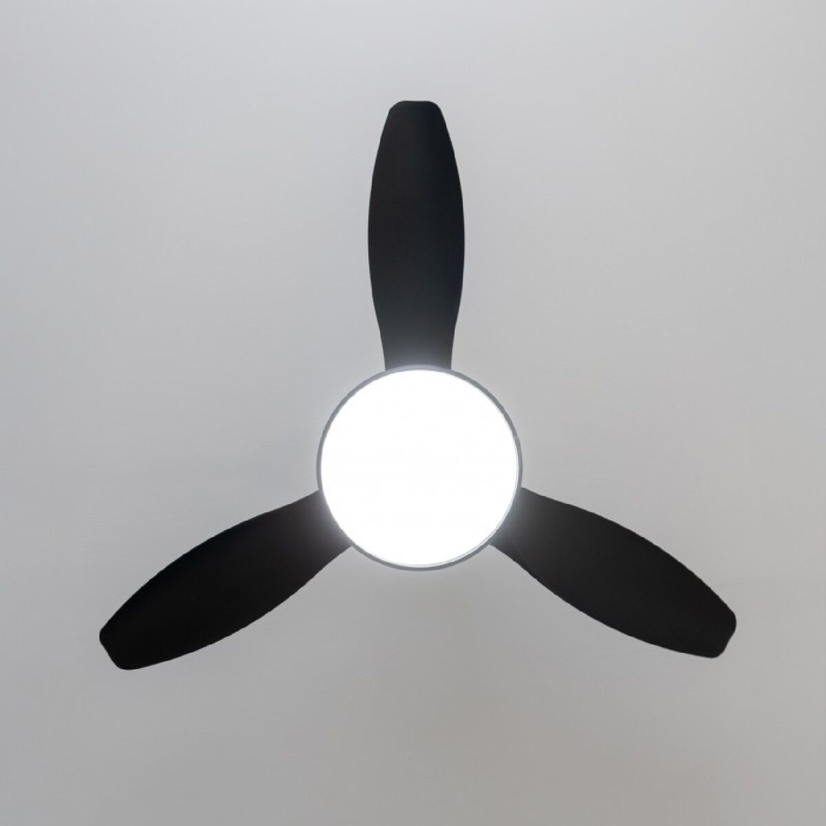 Takfläkt med belysning Cecotec EnergySilence 4800 Light 36 W Svart - finns hos Aktivcamping