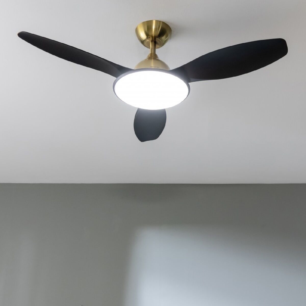 Takfläkt med belysning Cecotec EnergySilence 4800 Svart Gyllene 36 W finns hos Aktivcamping