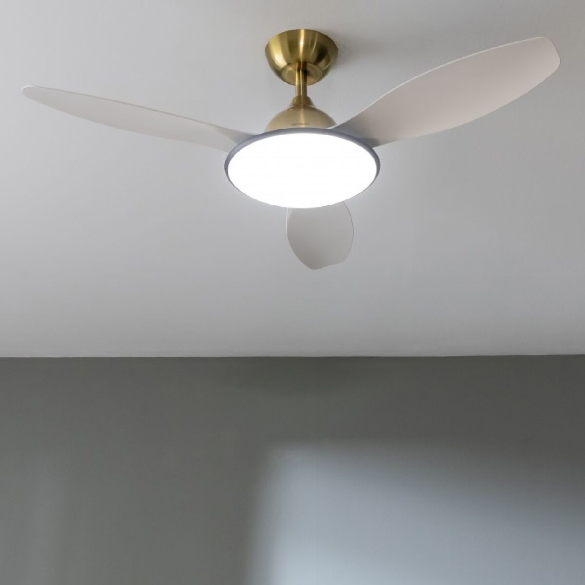 Takfläkt med belysning Cecotec EnergySilence 4800 Vit Gyllene 36 W finns hos Aktivcamping