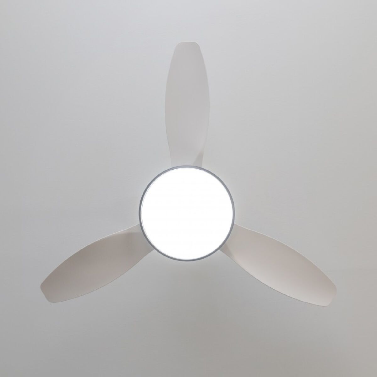 Takfläkt med belysning Cecotec EnergySilence 4800 Vit Gyllene 36 W finns hos Aktivcamping