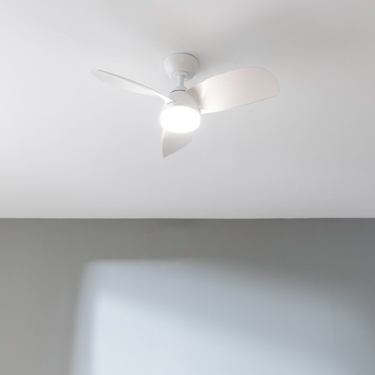 Takfläkt med belysning Cecotec EnergySilence Aero 3050 Vit 35 W - finns hos Aktivcamping