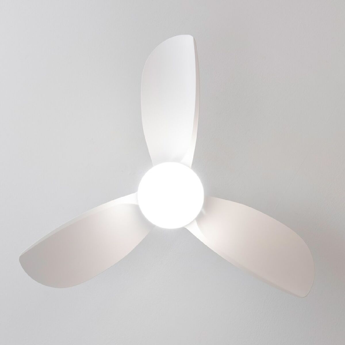 Takfläkt med belysning Cecotec EnergySilence Aero 3050 Vit 35 W - finns hos Aktivcamping