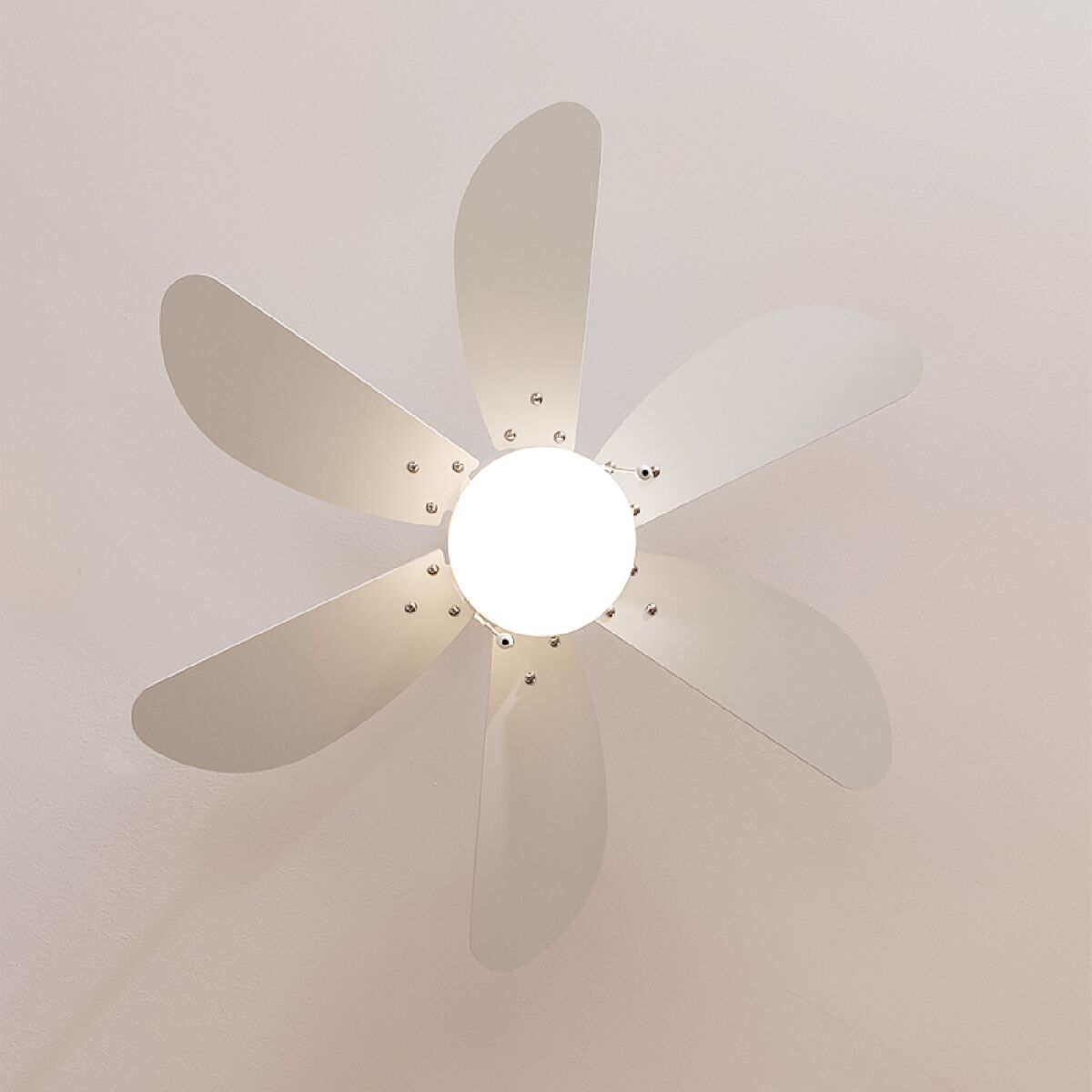 Takfläkt med belysning Cecotec EnergySilence Aero 3600 Vision Full Vit 50 W finns hos Aktivcamping