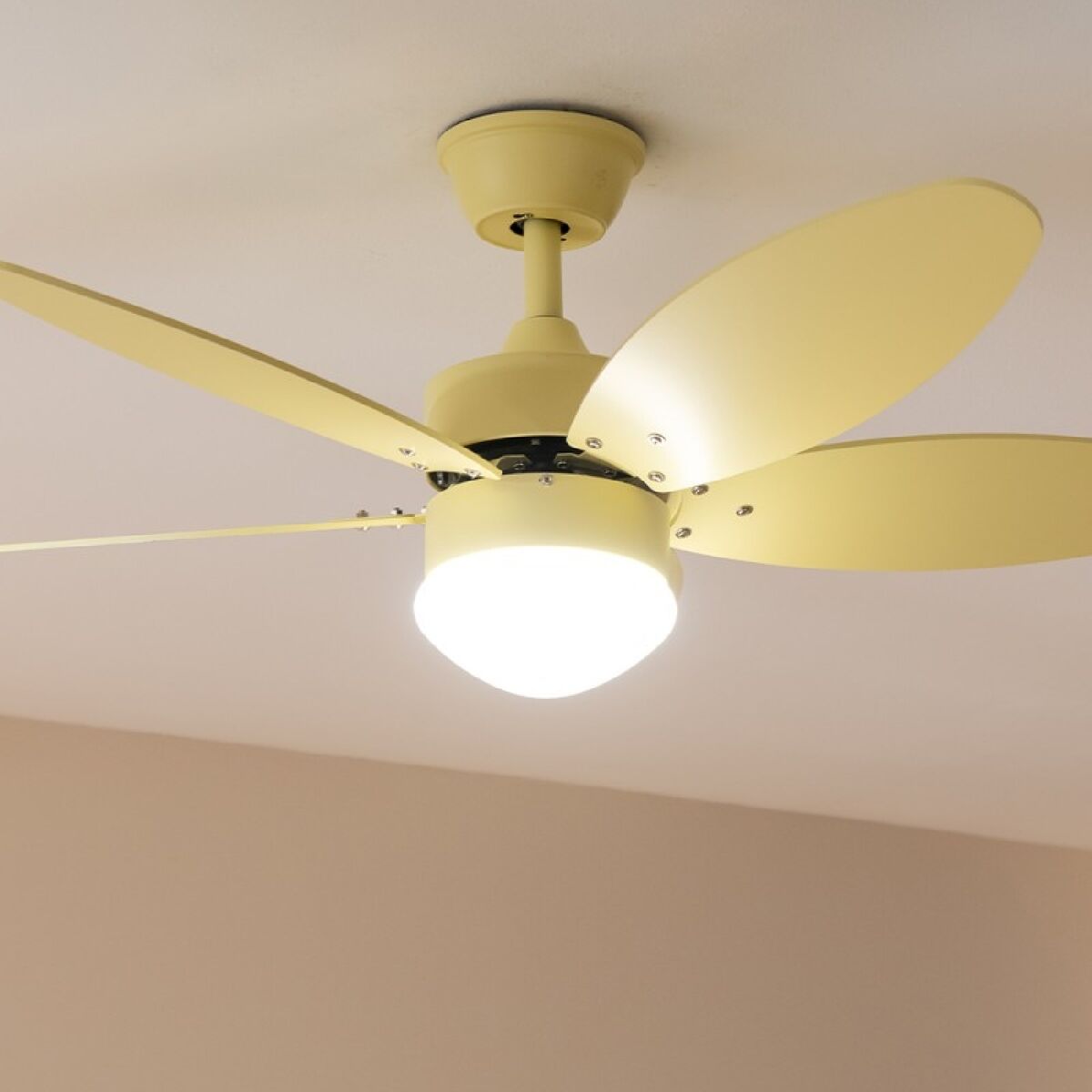 Takfläkt med belysning Cecotec EnergySilence Aero 4260 Gul 18 W 40 W finns hos Aktivcamping