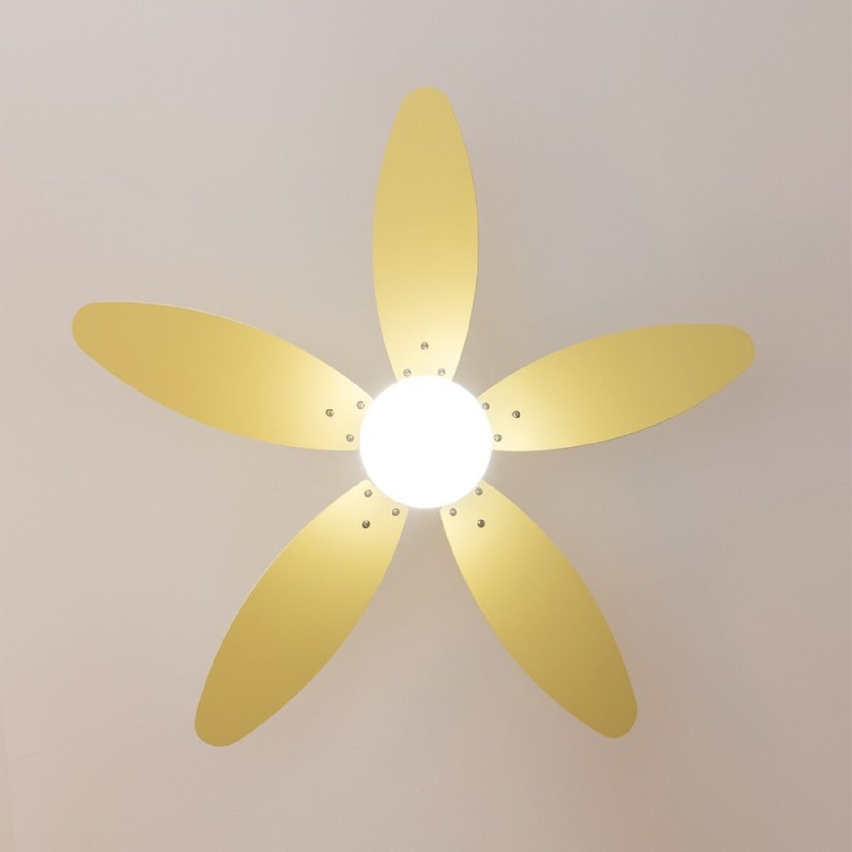 Takfläkt med belysning Cecotec EnergySilence Aero 4260 Gul 18 W 40 W finns hos Aktivcamping