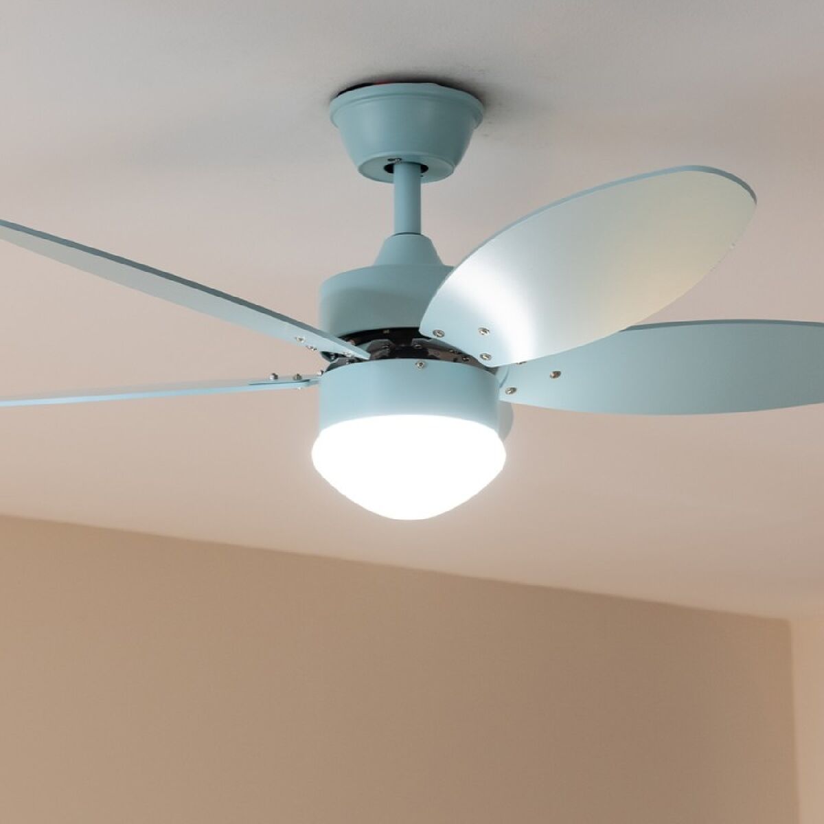 Takfläkt med belysning Cecotec EnergySilence Aero 4260 Ljusblå 18 W 40 W finns hos Aktivcamping