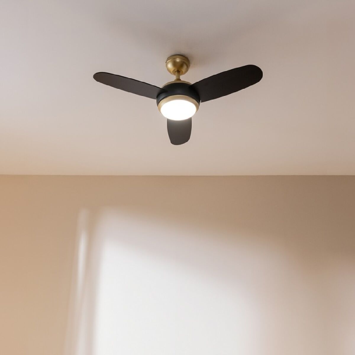 Takfläkt med belysning Cecotec EnergySilence Aero 4265 Svart Gyllene 18 W 65 W finns hos Aktivcamping