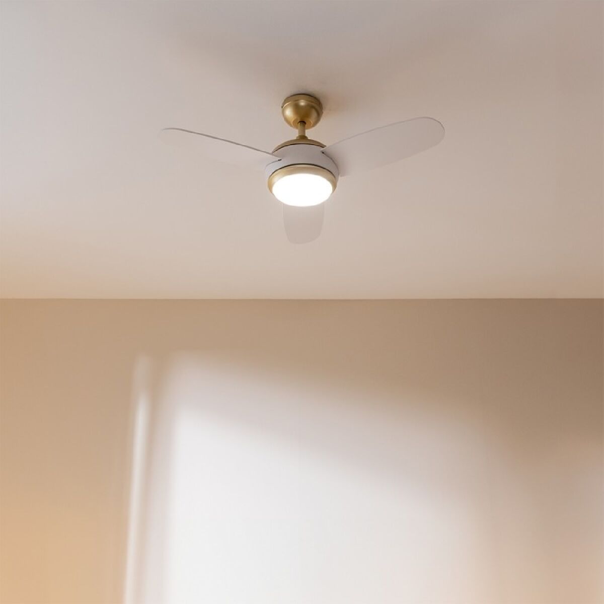Takfläkt med belysning Cecotec EnergySilence Aero 4265 Vit Gyllene 18 W 65 W finns hos Aktivcamping