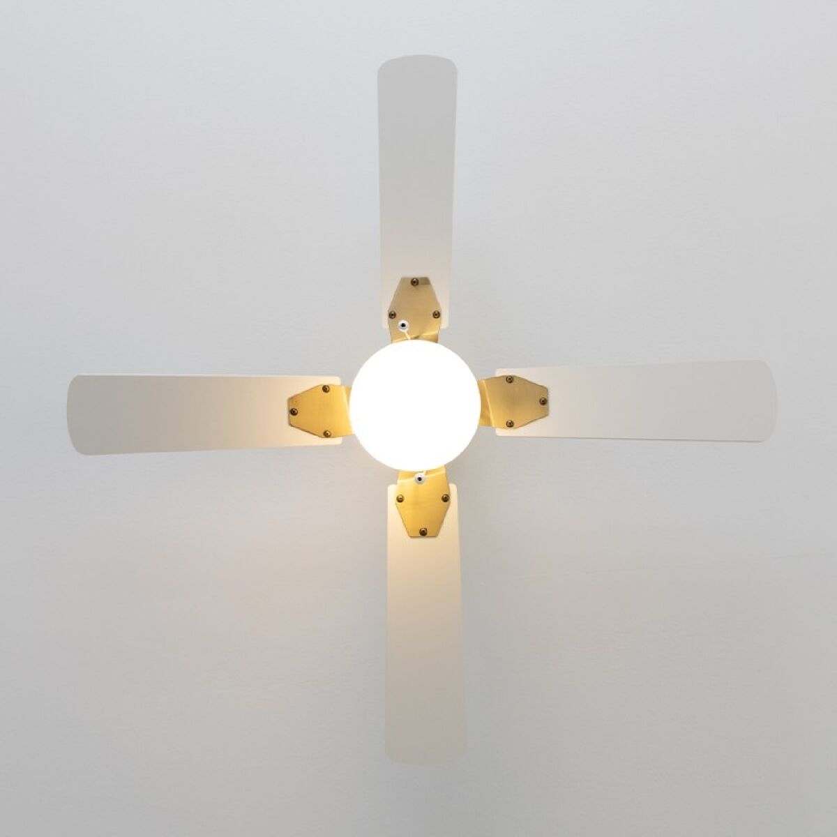 Takfläkt med belysning Cecotec EnergySilence Aero 450 Vit Gyllene 50 W finns hos Aktivcamping