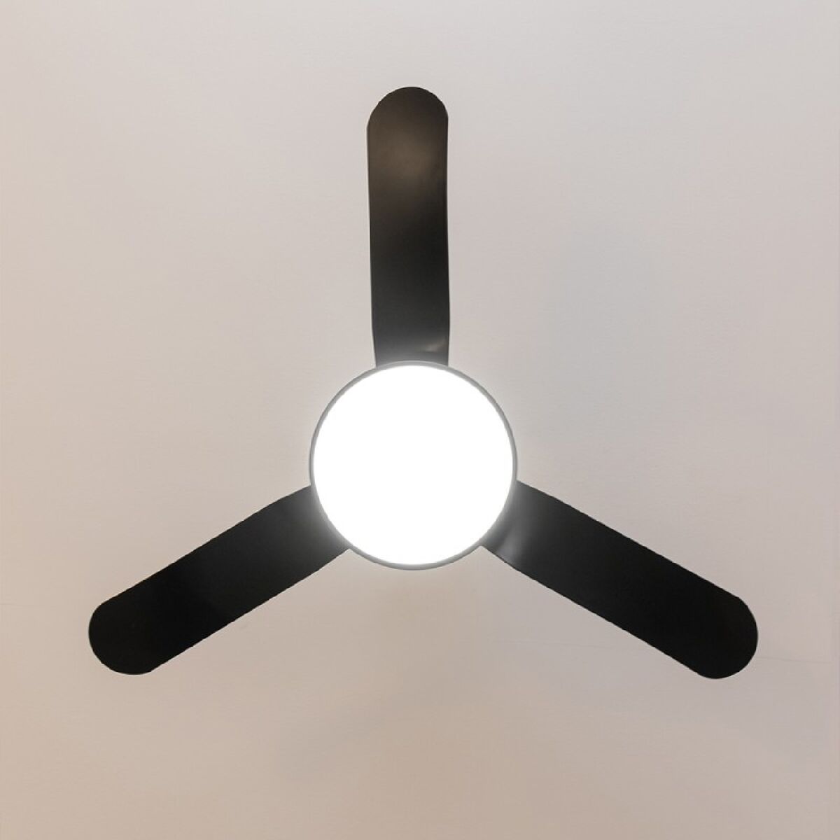 Takfläkt med belysning Cecotec EnergySilence Aero 5200 Svart 22 W 40 W finns hos Aktivcamping