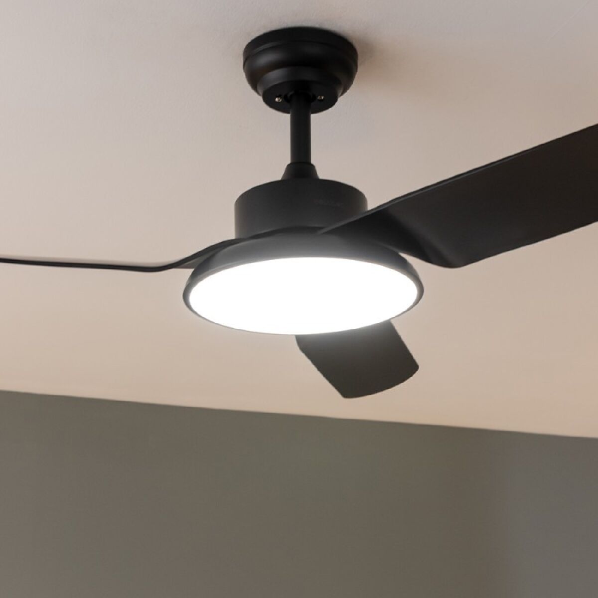 Takfläkt med belysning Cecotec EnergySilence Aero 5200 Svart 22 W 40 W finns hos Aktivcamping