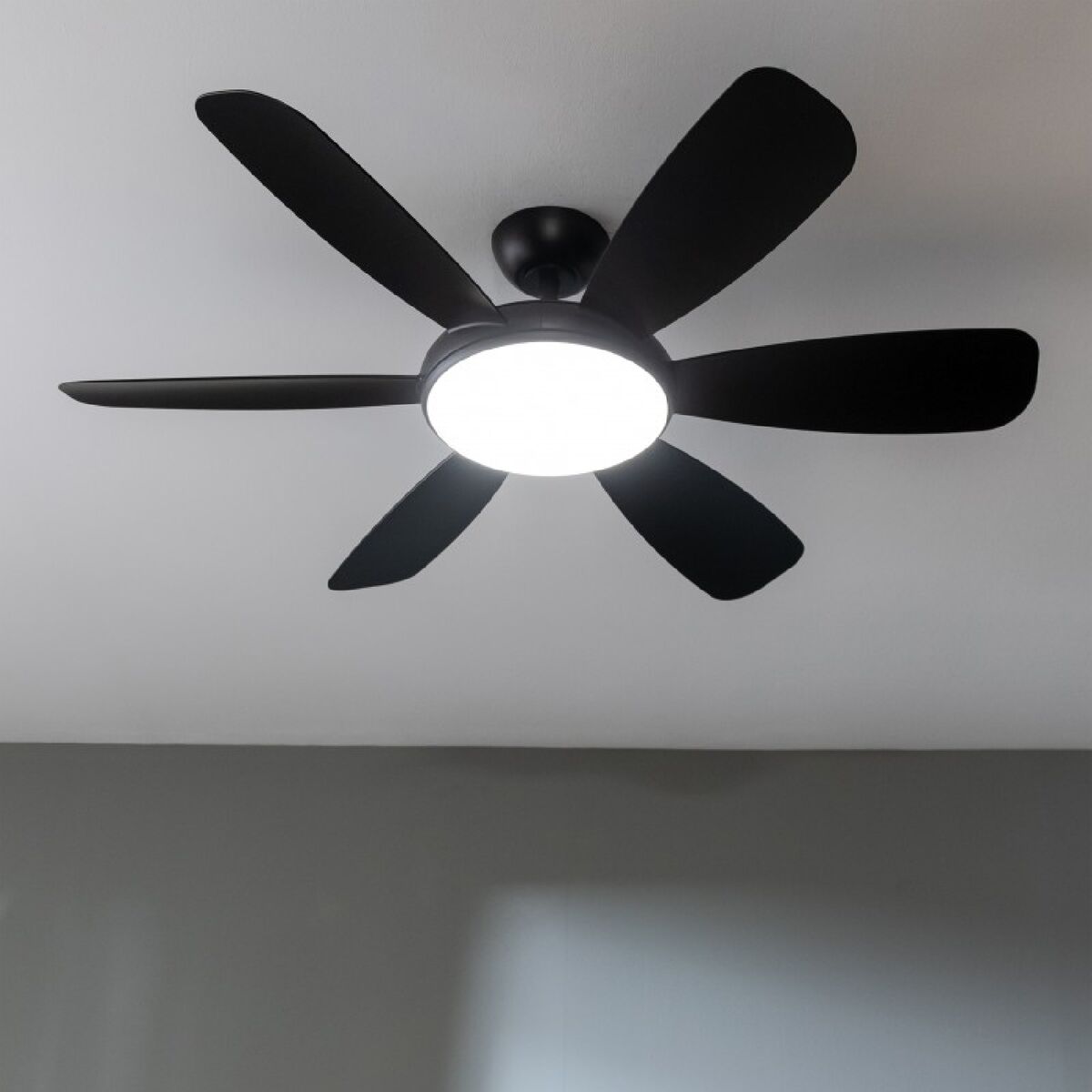 Takfläkt med belysning Cecotec EnergySilence Aero 5200 Svart 55 W 32 W finns hos Aktivcamping