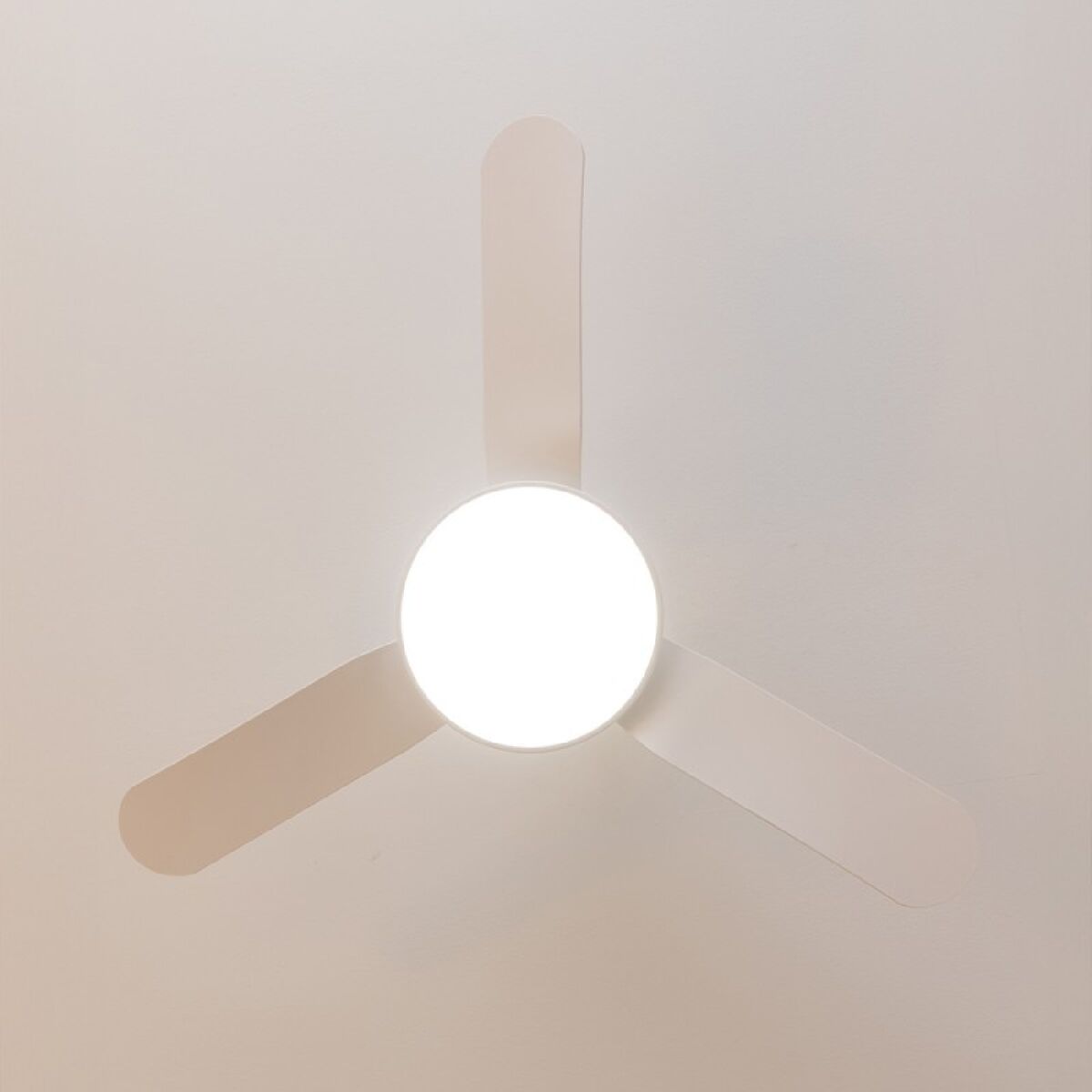 Takfläkt med belysning Cecotec EnergySilence Aero 5200 Vit 22 W 40 W finns hos Aktivcamping