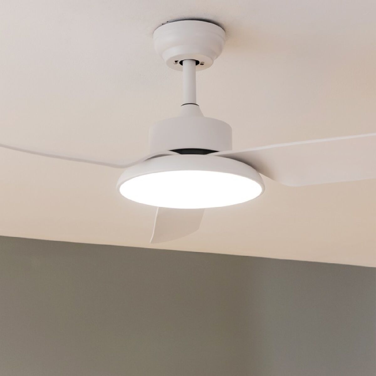 Takfläkt med belysning Cecotec EnergySilence Aero 5200 Vit 22 W 40 W finns hos Aktivcamping
