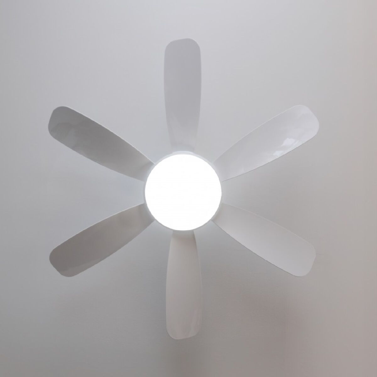 Takfläkt med belysning Cecotec EnergySilence Aero 5200 Vit 35 W - finns hos Aktivcamping