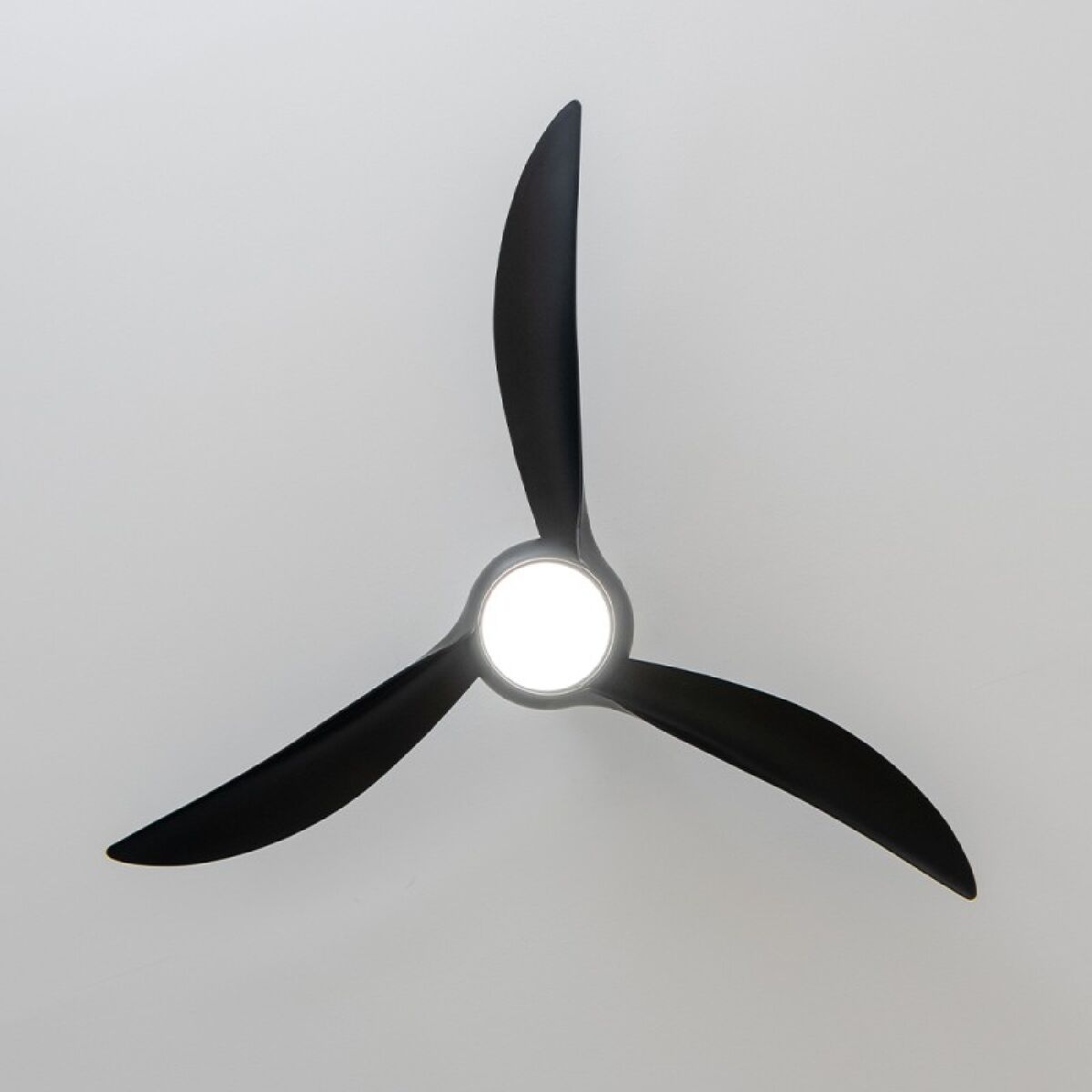 Takfläkt med belysning Cecotec EnergySilence Aero 5295 Svart 18 W 40 W finns hos Aktivcamping