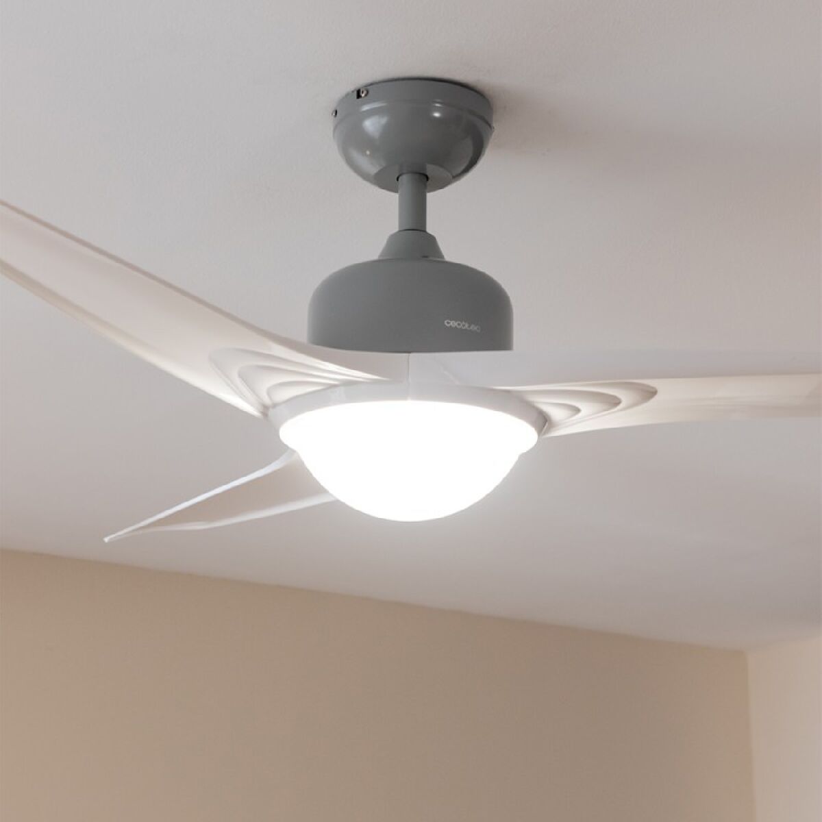 Takfläkt med belysning Cecotec EnergySilence Aero 560 Vit Silvrig 18 W 60 W finns hos Aktivcamping