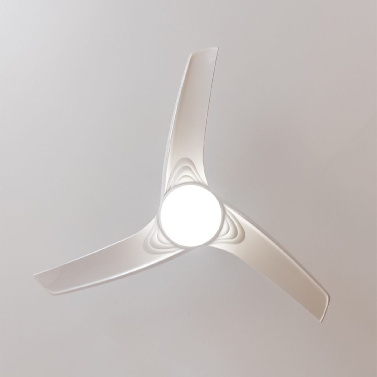 Takfläkt med belysning Cecotec EnergySilence Aero 560 Vit Silvrig 18 W 60 W finns hos Aktivcamping