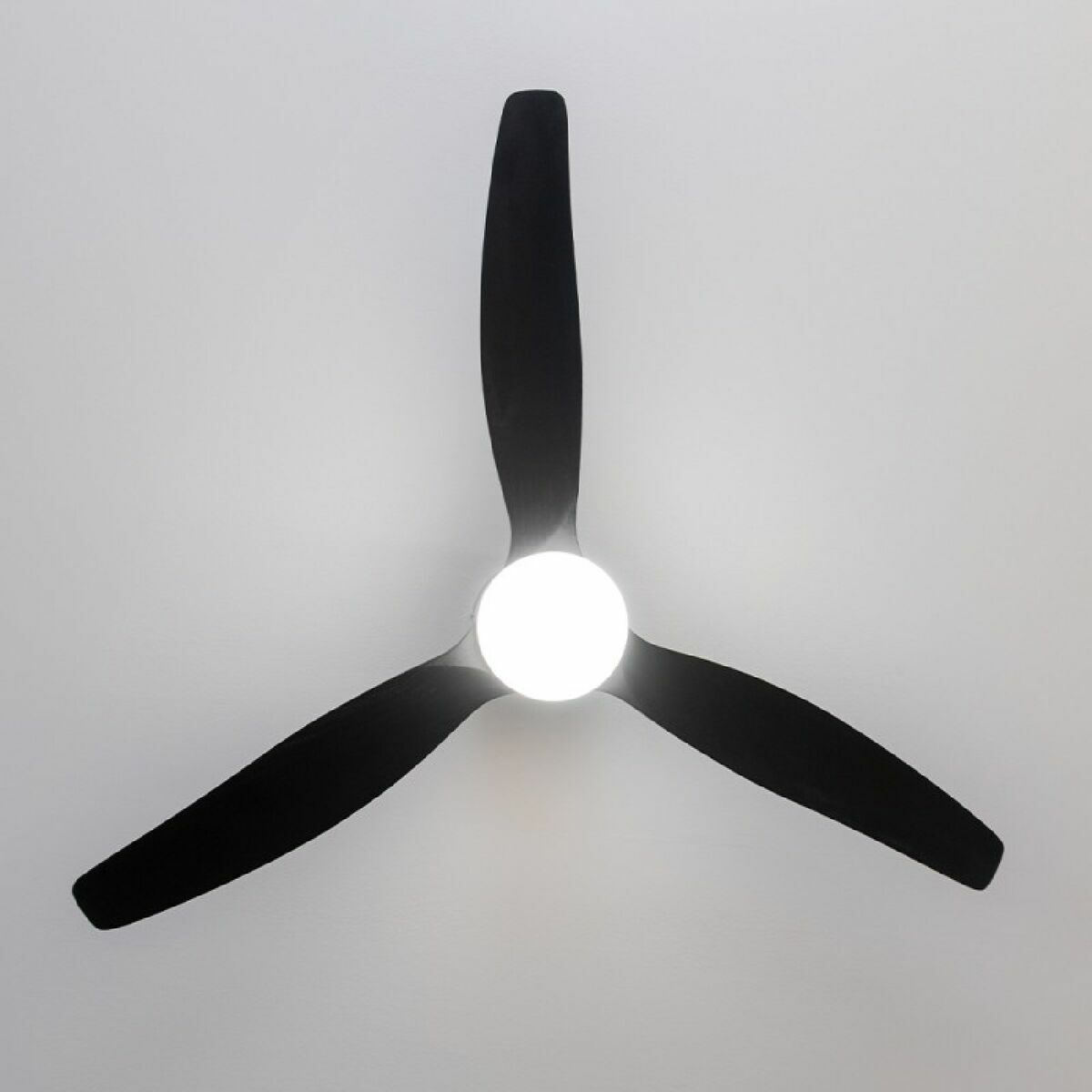 Takfläkt med belysning Cecotec EnergySilence Aero 5600 Aqua Svart 20 W 40 W finns hos Aktivcamping