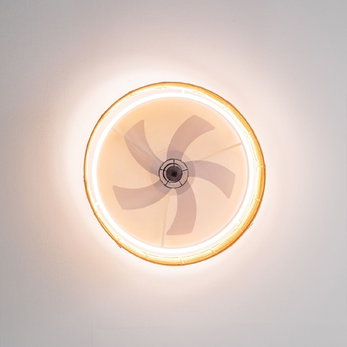 Takfläkt med belysning Cecotec EnergySilence LampAero 600 20 W 45 W finns hos Aktivcamping