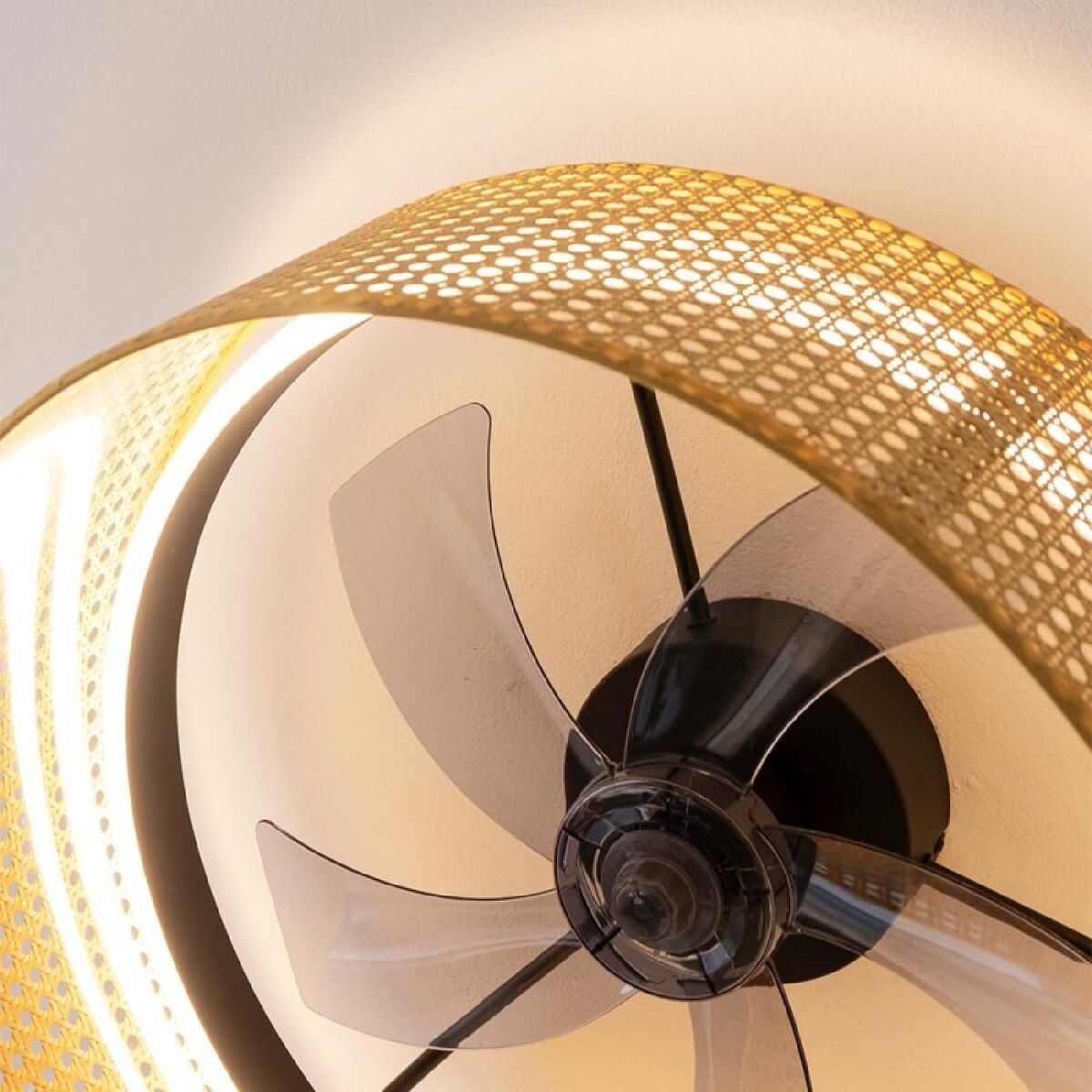 Takfläkt med belysning Cecotec EnergySilence LampAero 600 Beige 20 W 45 W finns hos Aktivcamping