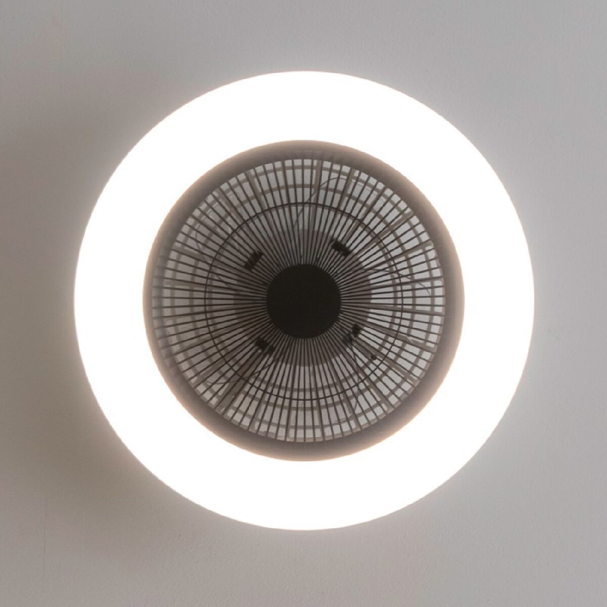 Takfläkt med belysning Cecotec EnergySilence LampAero 600 Svart 20 W 40 W finns hos Aktivcamping