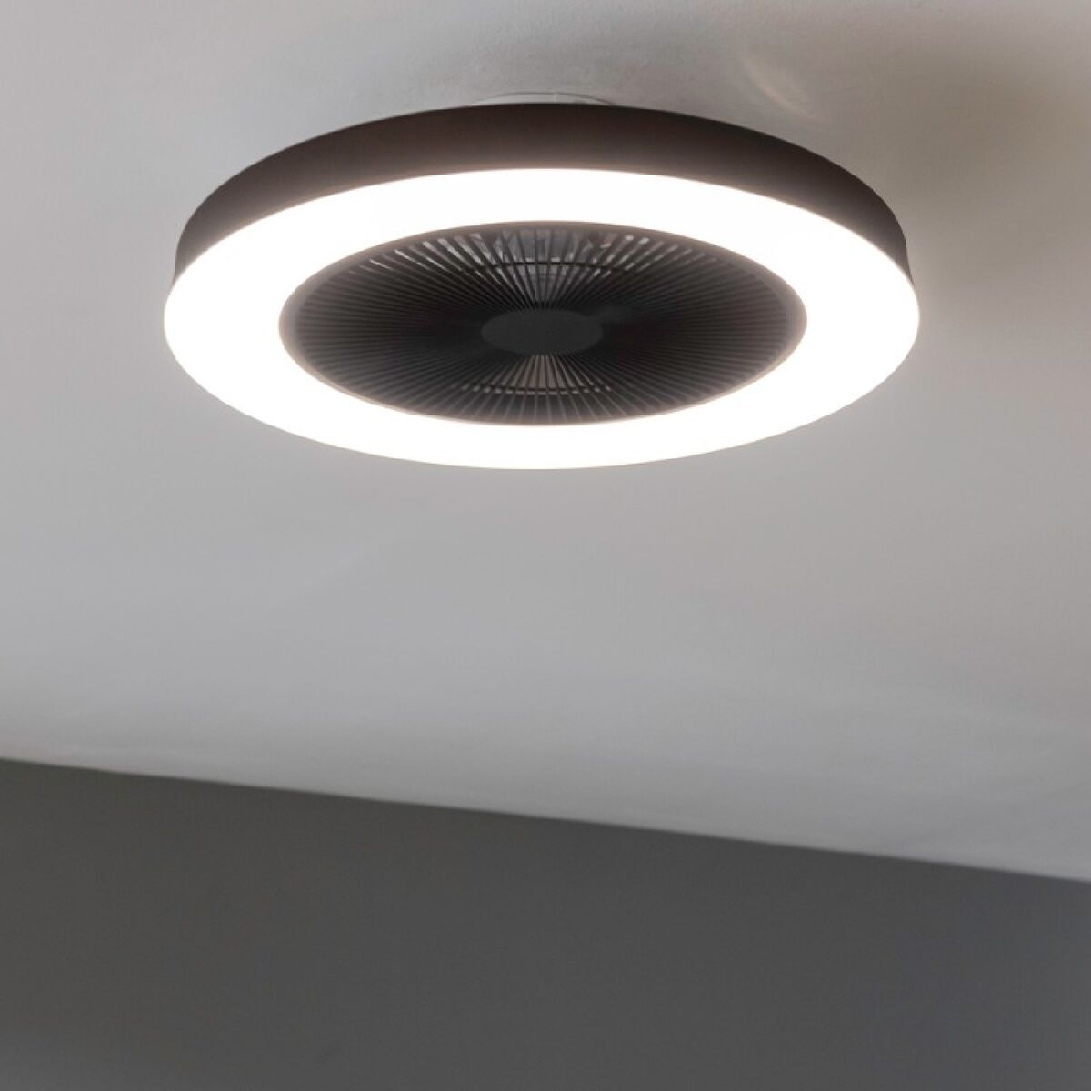 Takfläkt med belysning Cecotec EnergySilence LampAero 600 Svart 20 W 40 W finns hos Aktivcamping