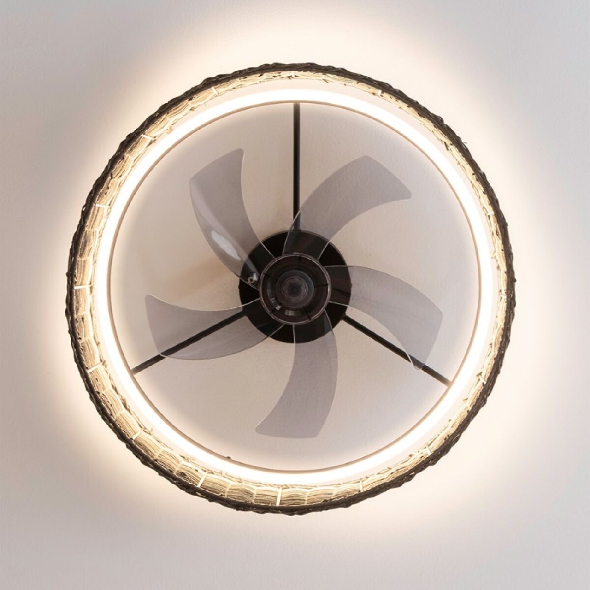 Takfläkt med belysning Cecotec EnergySilence LampAero 600 Svart 20 W 45 W finns hos Aktivcamping