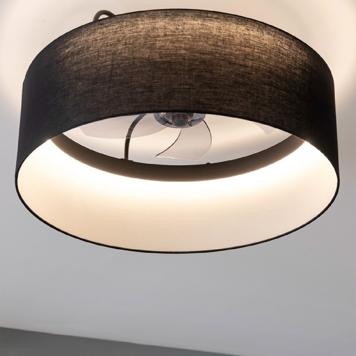 Takfläkt med belysning Cecotec EnergySilence LampAero 650 Svart 20 W 45 W finns hos Aktivcamping