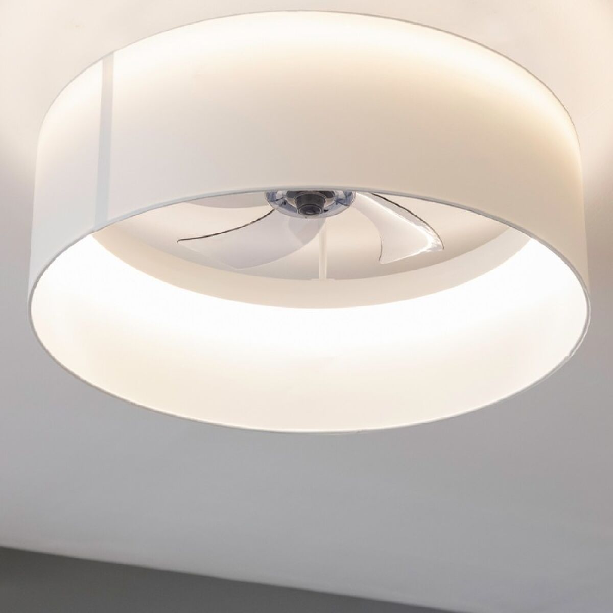 Takfläkt med belysning Cecotec EnergySilence LampAero 650 Vit 20 W 45 W finns hos Aktivcamping