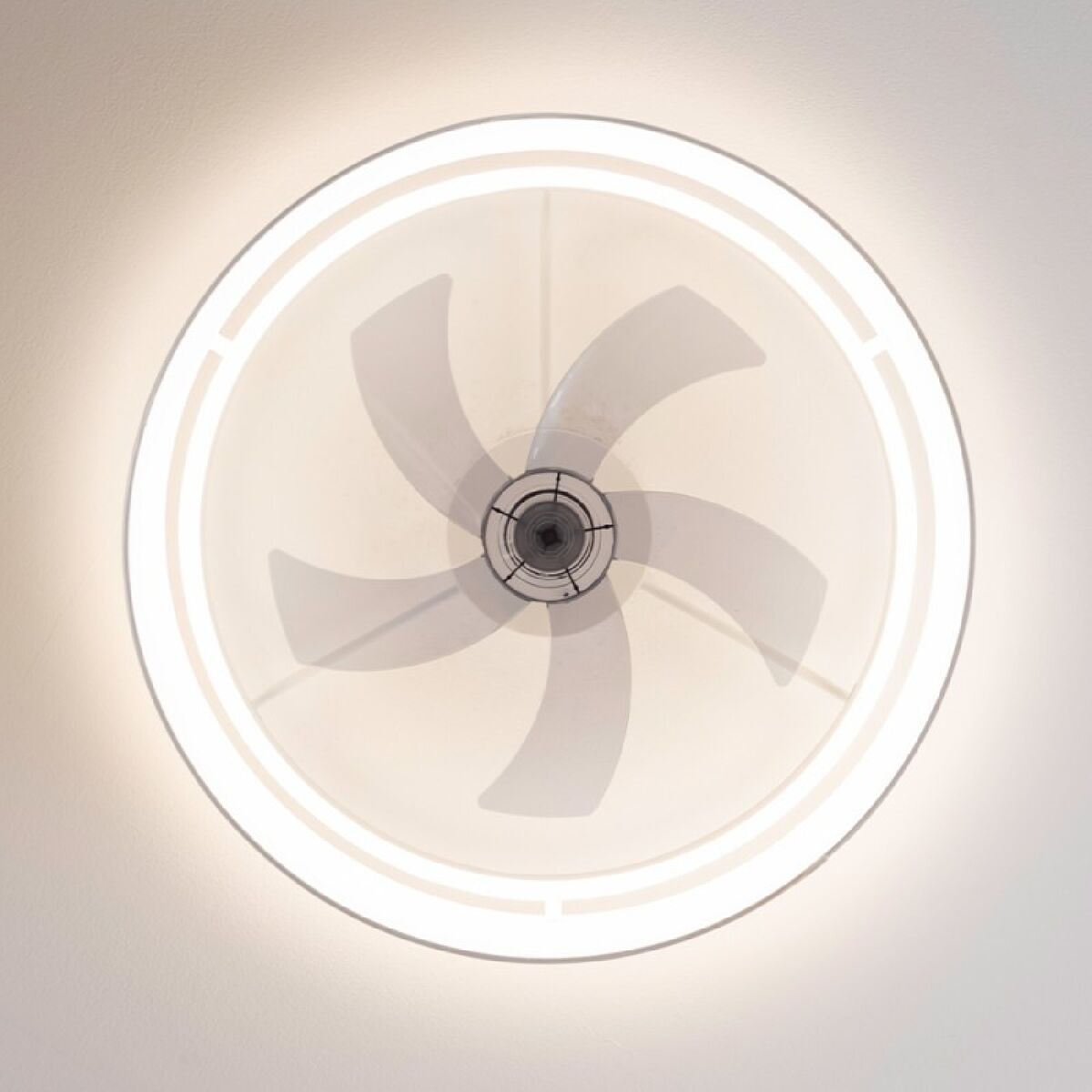 Takfläkt med belysning Cecotec EnergySilence LampAero 650 Vit 20 W 45 W finns hos Aktivcamping